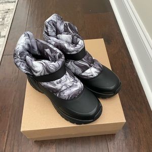 Women’s yose puff marble winter boots UGG size 6.5